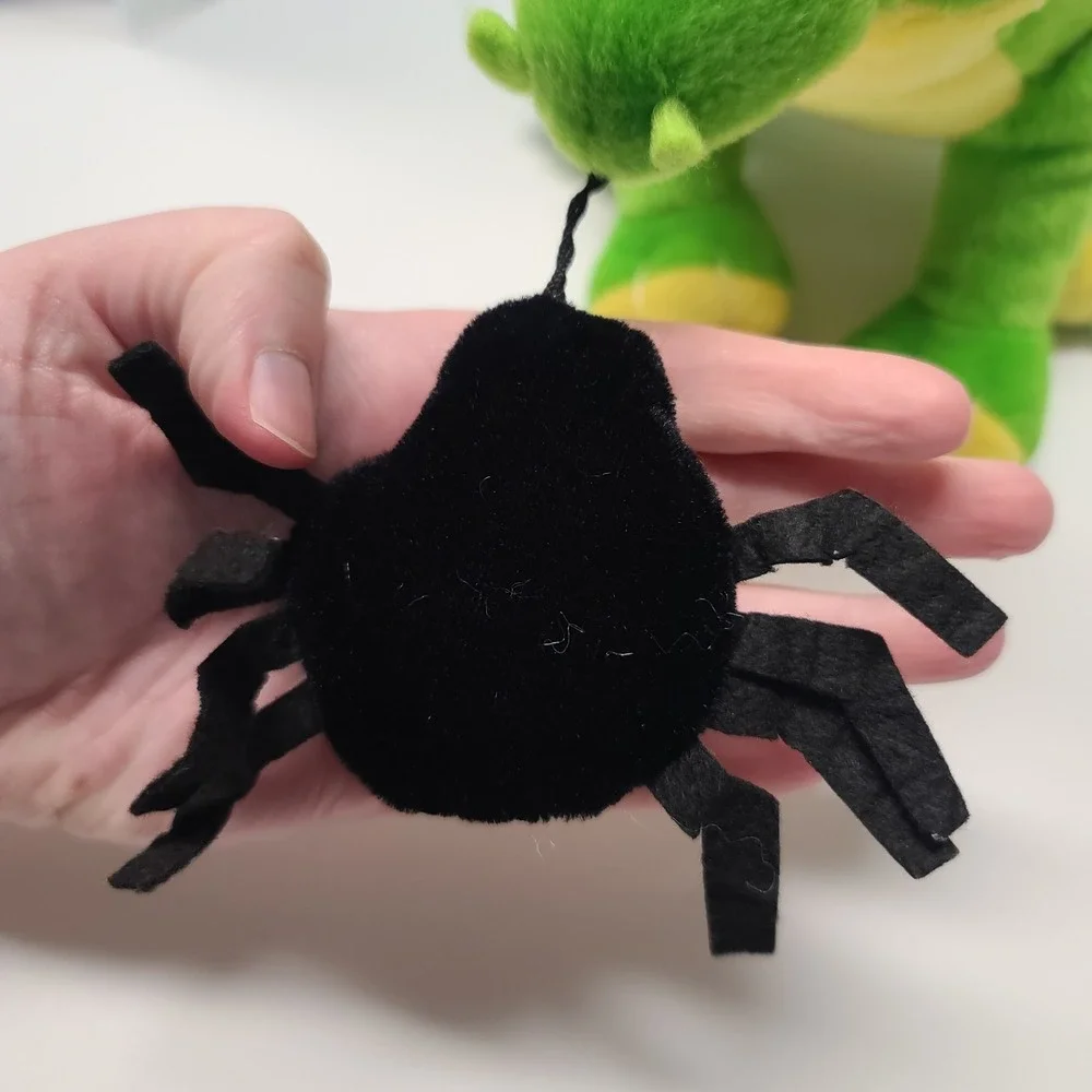 VTG Universal Studios The Land Before Time Toy Network SPIKE Plush With Spider